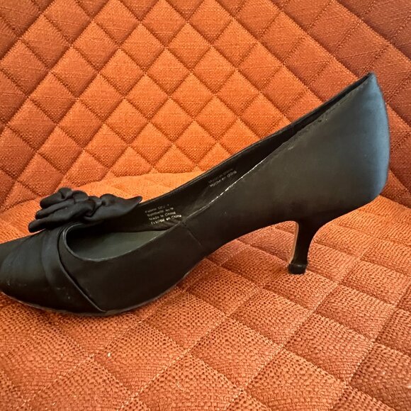 Black Satin rosette kitten heels Menbur Size 37 = 6.5 or 7 - Picture 4 of 5